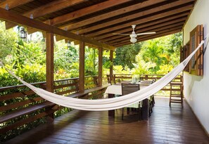 Outdoor dining - Villa w/Cook! Sandy beach 150 meter walk / Wi-Fi (El Limón)