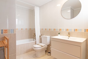 Badewanne, Haartrockner, Handtücher