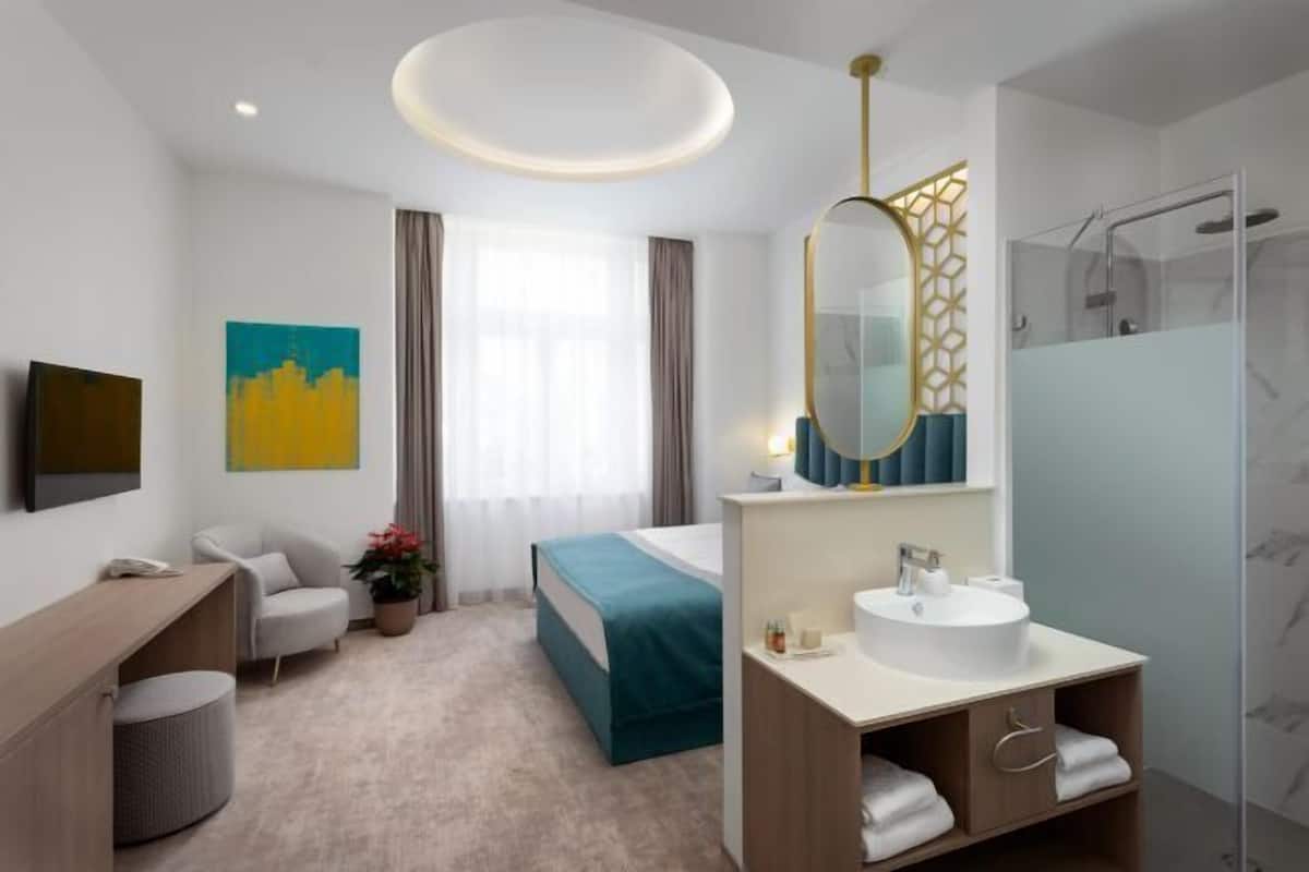 1 chambre, minibar, coffres-forts dans les chambres, bureau