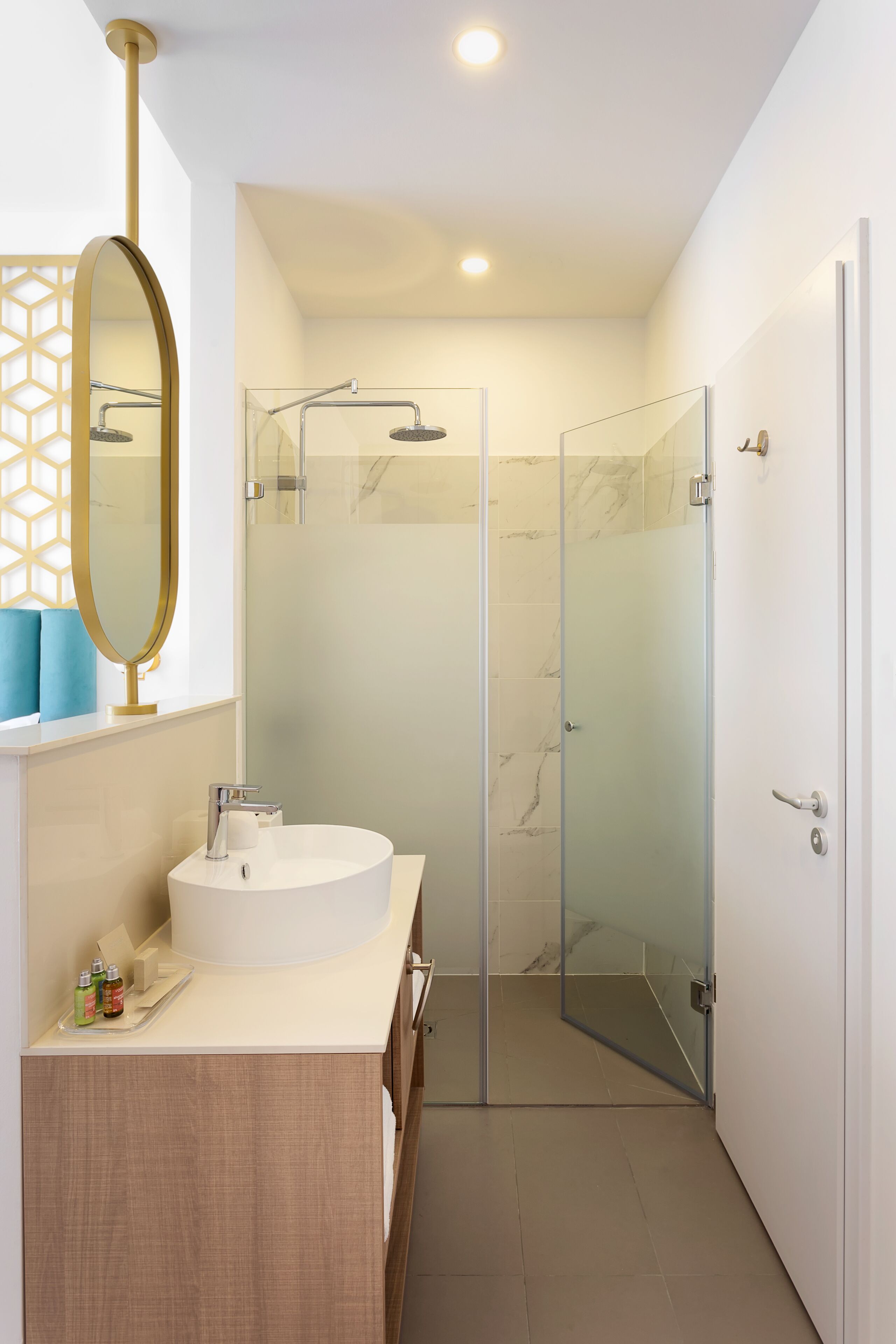 shower, free toiletries, towels