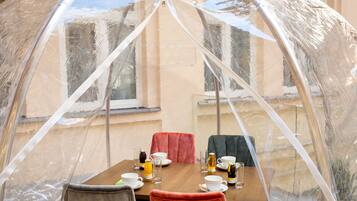 Tempat makan outdoor