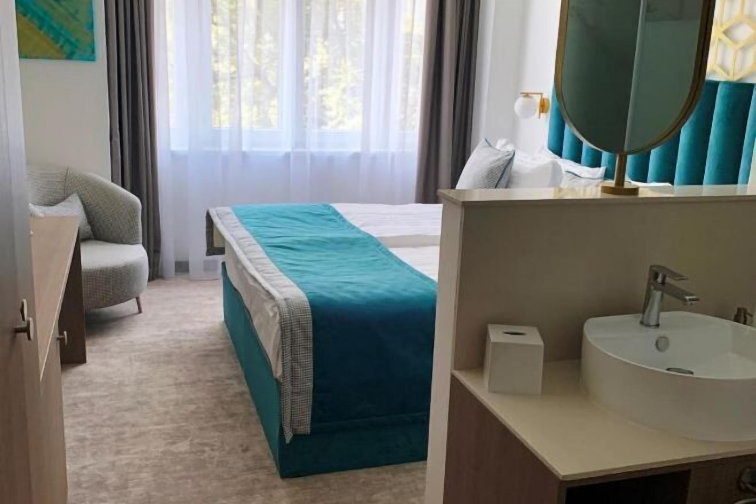 Minibar, safe på rommet, skrivebord og skrivebord for bærbar PC