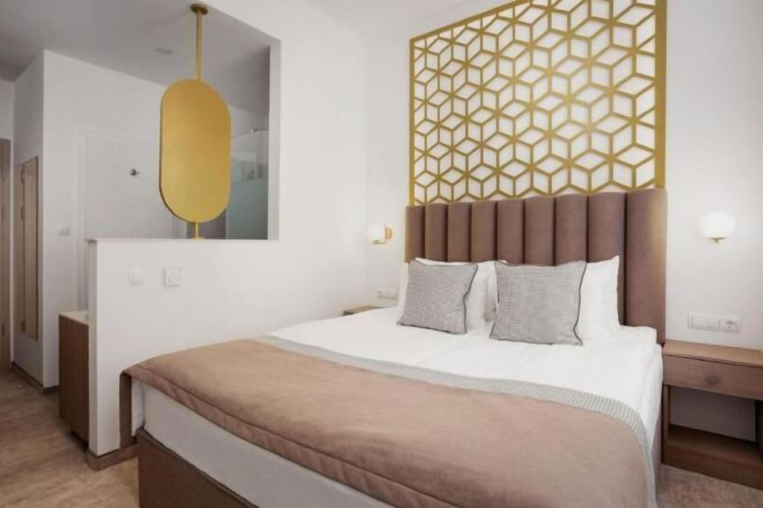 Minibar, coffres-forts dans les chambres, bureau