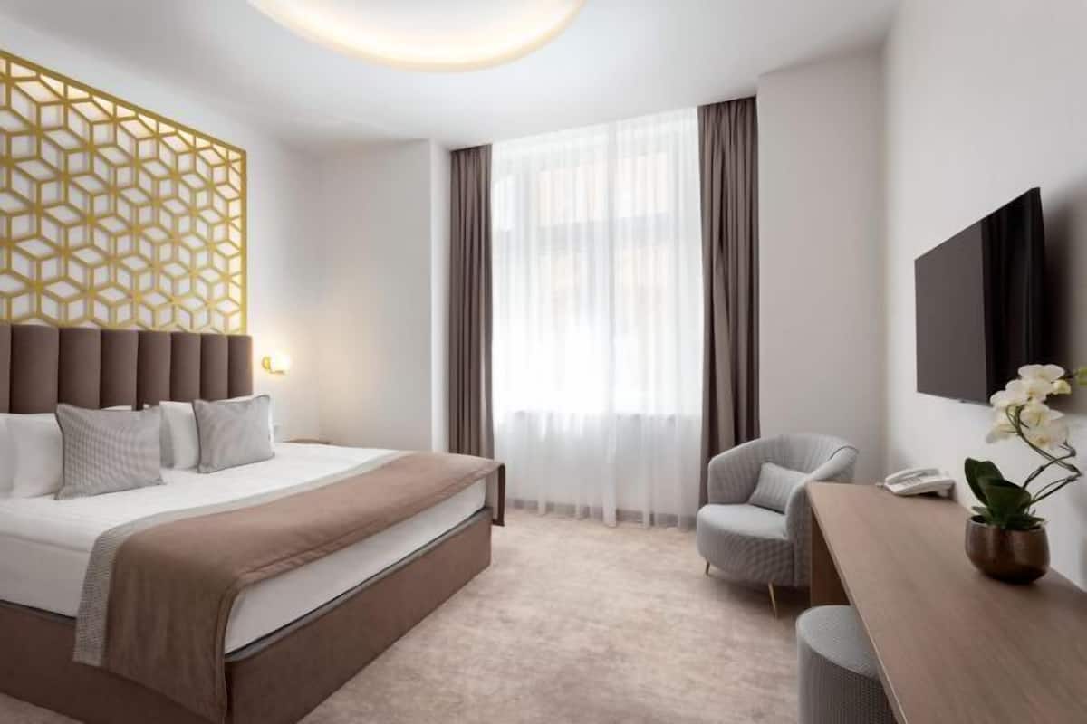 1 chambre, minibar, coffres-forts dans les chambres, bureau
