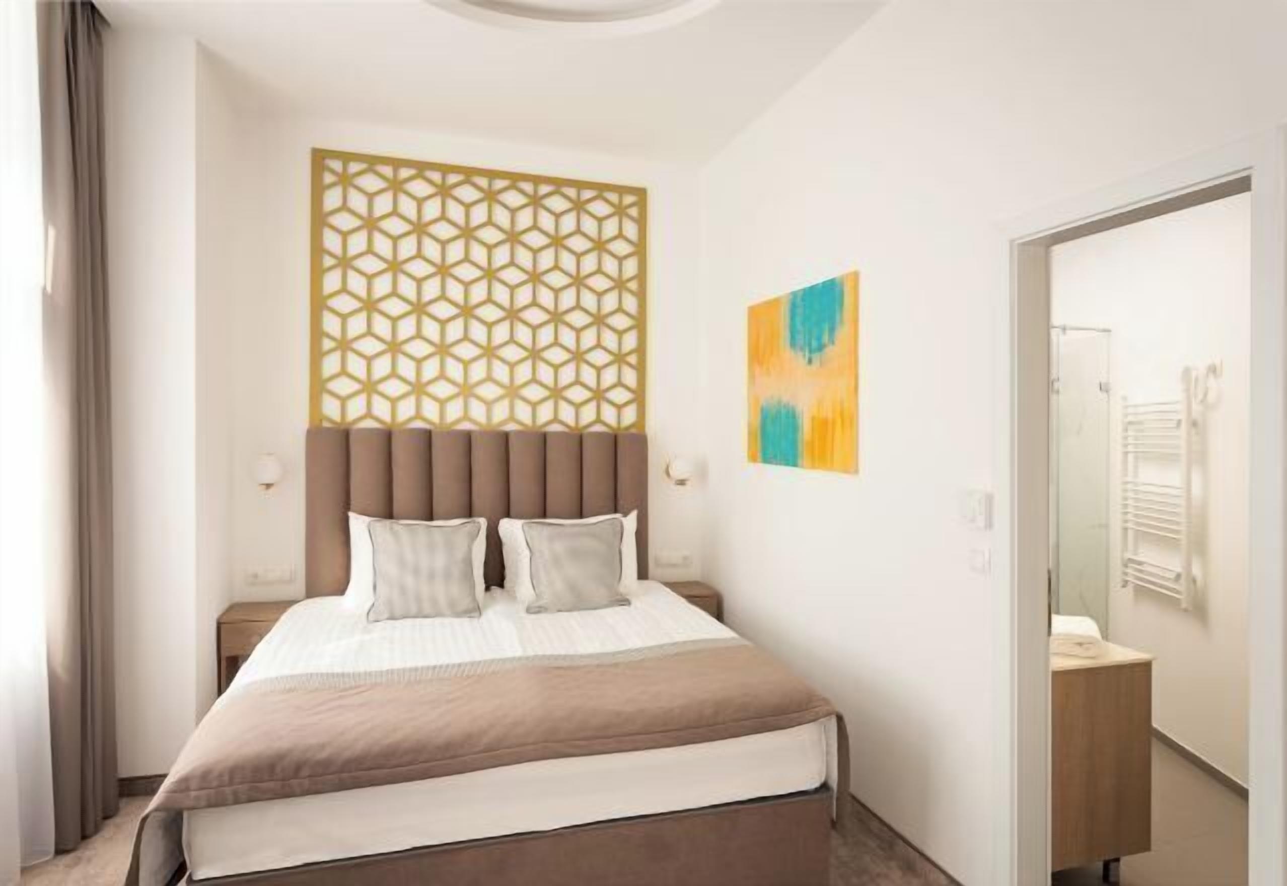 Minibar, pengeskab på værelset, skrivebord