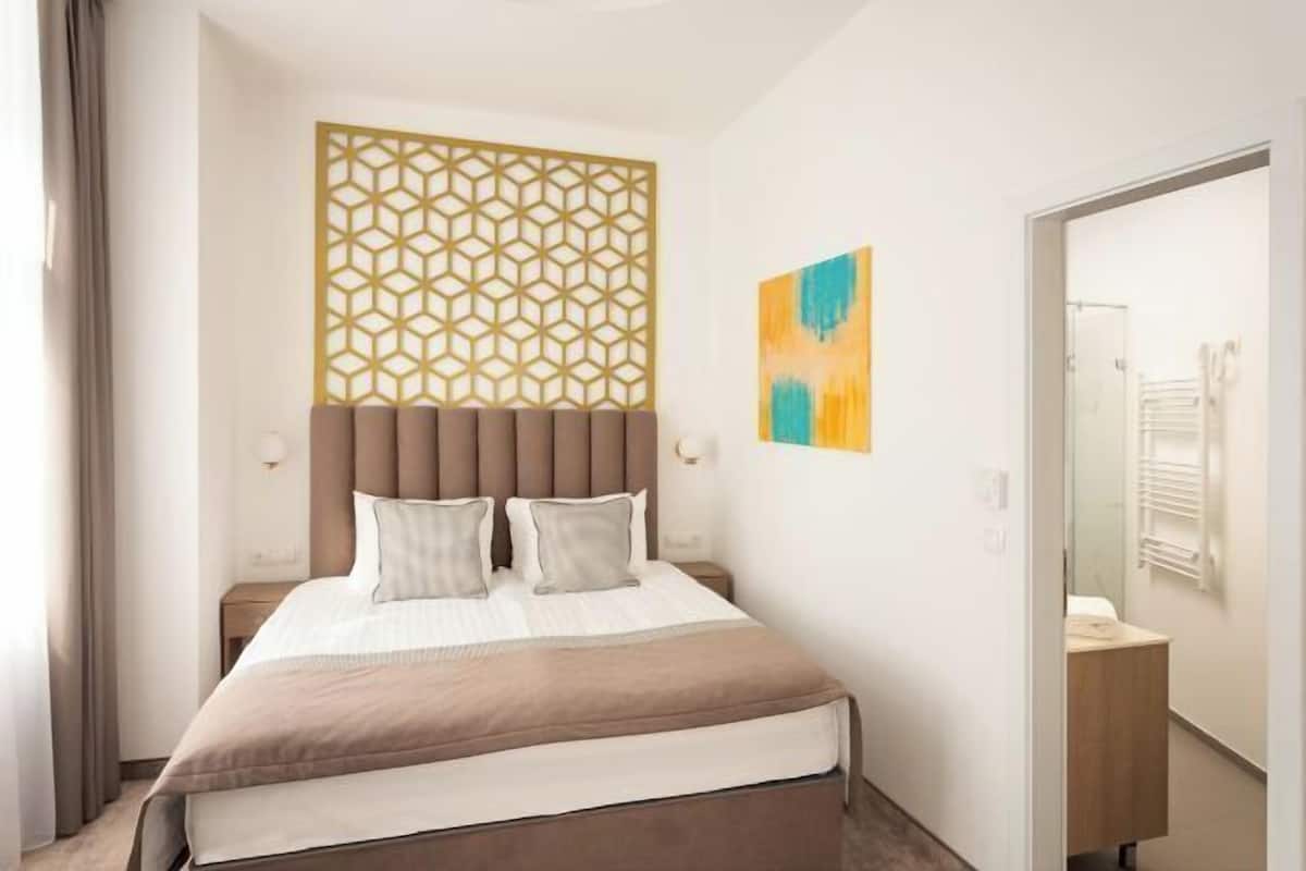 Minibar, pengeskab på værelset, skrivebord