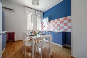 Dining - GuestHost - Sant'Orsola Malpighi Colorful & Roomy Apartment (Bologna)