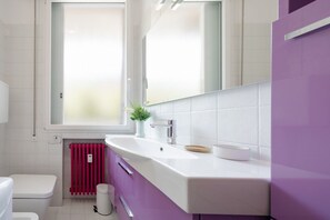 Douche, sèche-cheveux, bidet, serviettes fournies