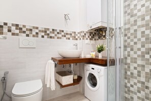 Shower, hair dryer - GuestHost - The apartment is located on the ground floor of a building.It does not have an elevator but there is a step to access.Accommodates two people with two single beds.20 square meters of space overlooking the internal garden of the building.We ar (Bologna)