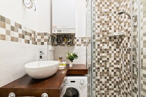 Shower, hair dryer - GuestHost - The apartment is located on the ground floor of a building.It does not have an elevator but there is a step to access.Accommodates two people with two single beds.20 square meters of space overlooking the internal garden of the building.We ar (Bologna)