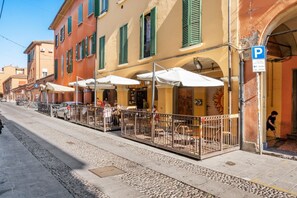 Exterior - GuestHost - The apartment is located on the ground floor of a building.It does not have an elevator but there is a step to access.Accommodates two people with two single beds.20 square meters of space overlooking the internal garden of the building.We ar (Bologna)