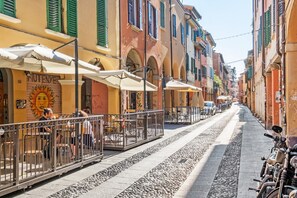 Outdoor dining - GuestHost - The apartment is located on the ground floor of a building.It does not have an elevator but there is a step to access.Accommodates two people with two single beds.20 square meters of space overlooking the internal garden of the building.We ar (Bologna)