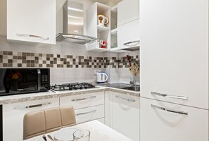 Microwave - GuestHost - The apartment is located on the ground floor of a building.It does not have an elevator but there is a step to access.Accommodates two people with two single beds.20 square meters of space overlooking the internal garden of the building.We ar (Bologna)