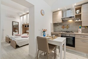 1 chambre, fer et planche à repasser, accès à Internet