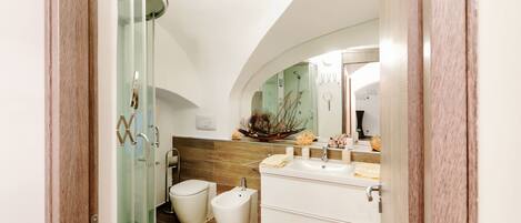 Dusche, Haartrockner, Bidet