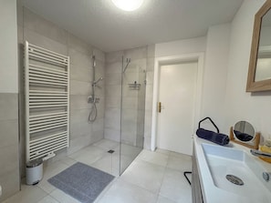 Douche, séchoir à cheveux, serviettes fournies, savon