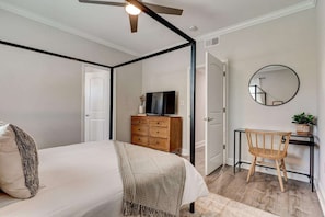 3 bedrooms, desk, iron/ironing board, travel cot