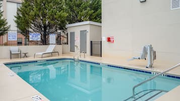 Una piscina al aire libre de temporada