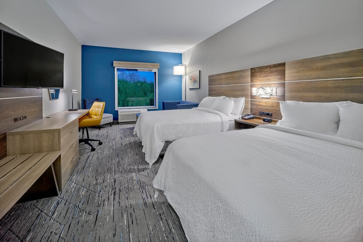 Hypo-allergenic bedding, in-room safe, desk, laptop workspace