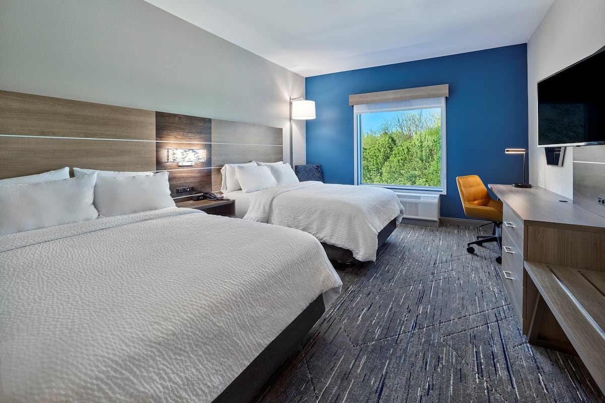 Hypo-allergenic bedding, in-room safe, desk, laptop workspace