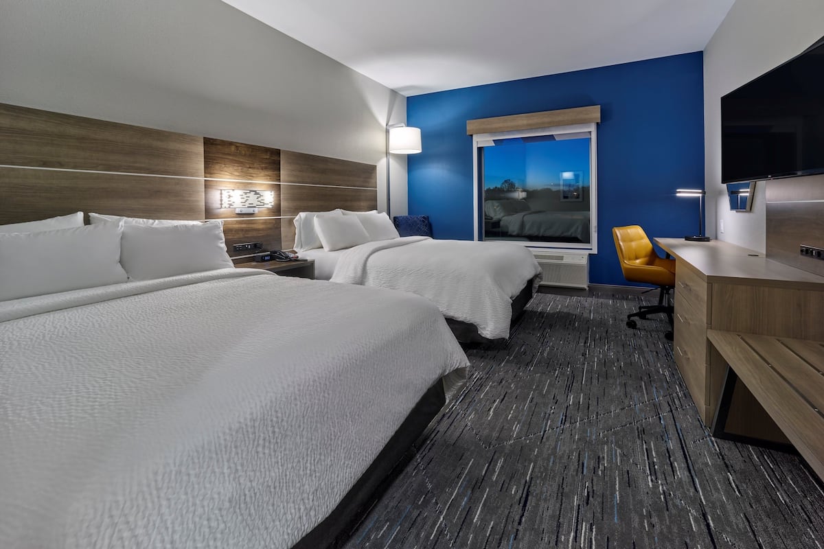 Hypo-allergenic bedding, in-room safe, desk, laptop workspace