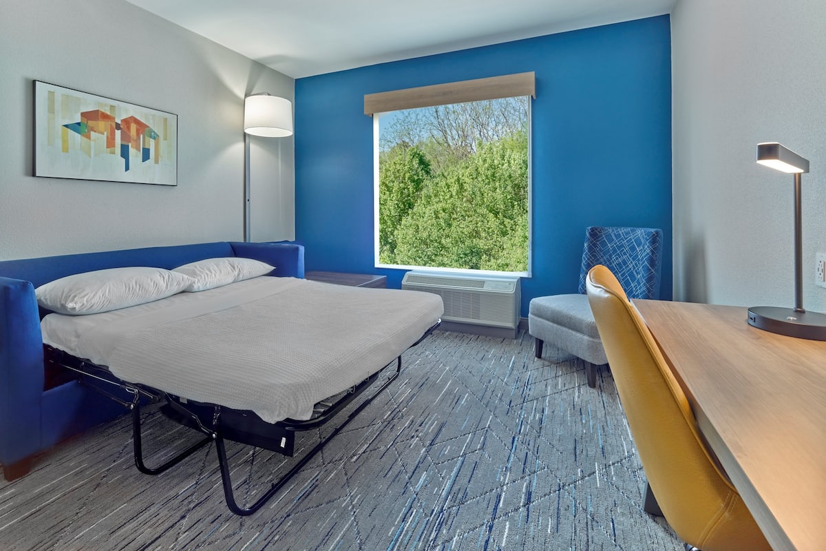 Hypo-allergenic bedding, in-room safe, desk, laptop workspace