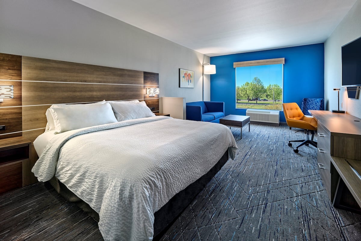 Hypo-allergenic bedding, in-room safe, desk, laptop workspace