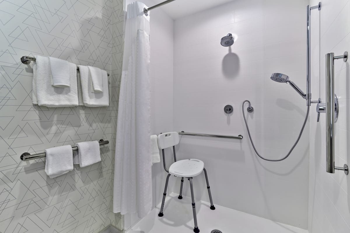 Hypo-allergenic bedding, in-room safe, desk, laptop workspace