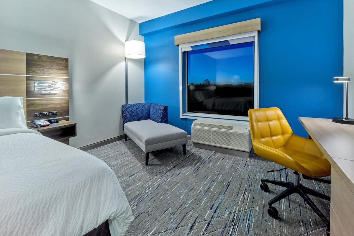 Hypo-allergenic bedding, in-room safe, desk, laptop workspace