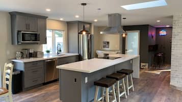 Jääkaappi, mikroaaltouuni, uuni, liesi