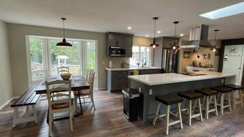 Jääkaappi, mikroaaltouuni, uuni, liesi