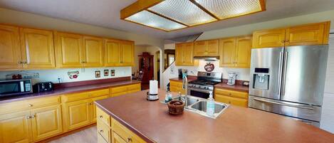 Jääkaappi, mikroaaltouuni, uuni, liesi