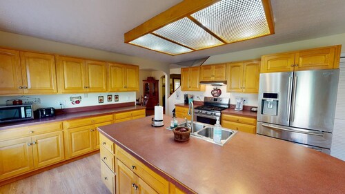 Vacation Cottage near Wayne National Forest ATV Trail Head, Hot Tub & more!