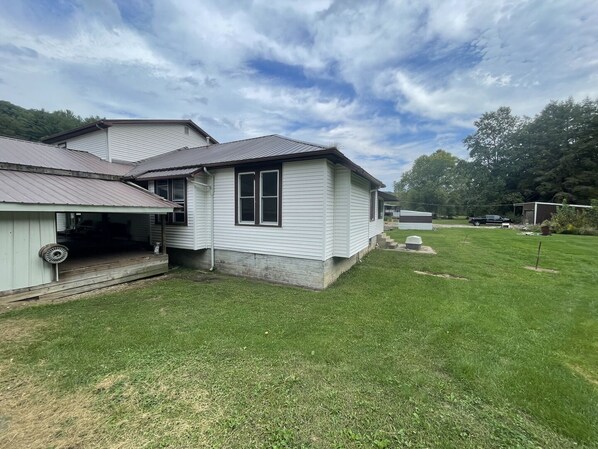 Ein eingeschossiges Haus mit Veranda und Garage.