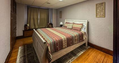 Cabin with pool near WNF ATV trail head, Hot Tu