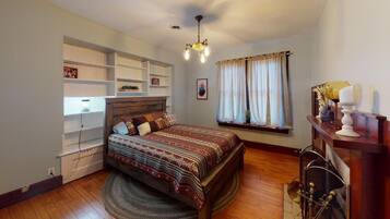 3 bedrooms, iron/ironing board, WiFi (free), bed sheets