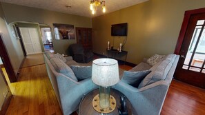 TV connectée, cheminée, lecteur de DVD, livres