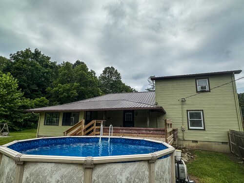 Vacation Cottage near Wayne National Forest ATV Trail Head, Hot Tub & more!