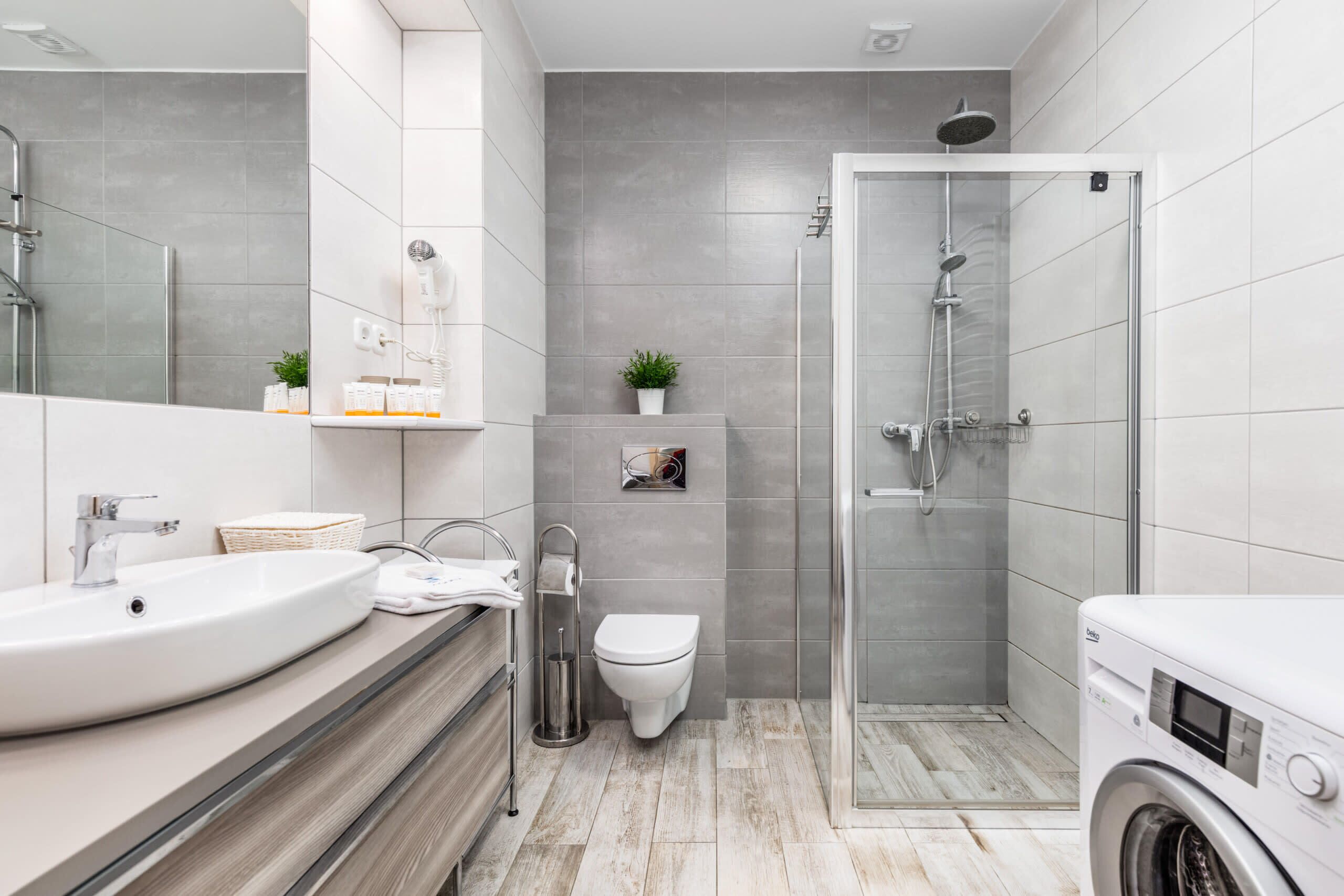 Shower, towels, shampoo