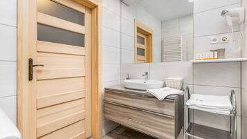 Chuveiro, toalhas de banho