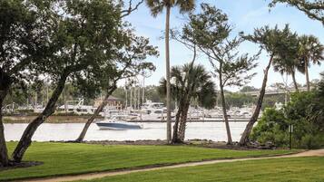 Condo (3 Bedrooms) | Property amenity