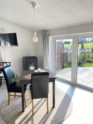 Bungalow, Accessible, Private Bathroom | Dining