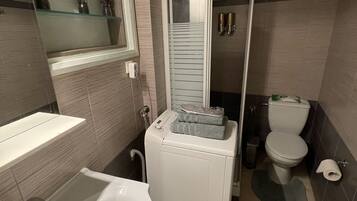 City Apartment | Bathroom | Shower, free toiletries, hair dryer, slippers