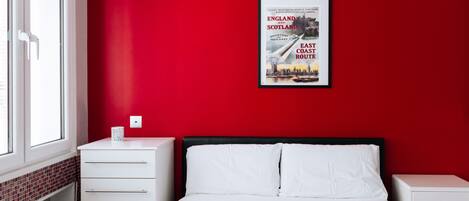 1 室のベッドルーム、セーフティボックス (室内)、デスク、アイロン / アイロン台