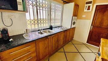 Comedor y isla de cocina
