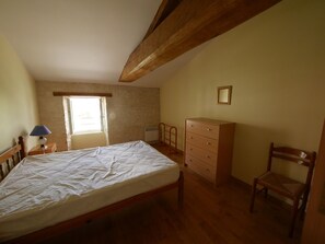 3 chambres, fer et planche à repasser, lit parapluie, Wi-Fi gratuit