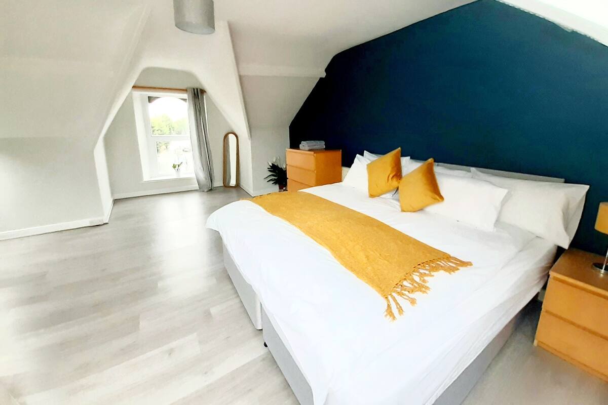 Family Townhome | 5 bedrooms, iron/ironing board, free WiFi
