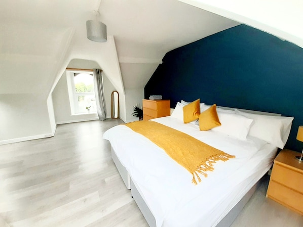 Family Townhome | 5 bedrooms, iron/ironing board, free WiFi