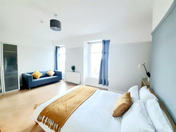 Family Townhome | 5 bedrooms, iron/ironing board, free WiFi - Swansea Beach Townhouse (Swansea)