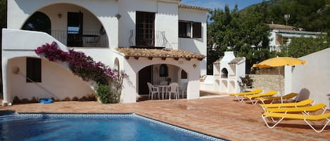 حمّام سباحة خارجي